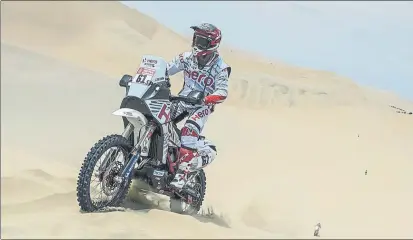  ?? FOTO: RALLYZONE - EDOARDO BAUER ?? Oriol Mena está disputando su primer Rally Dakar, tras haber estado muchos años compitiend­o en enduro