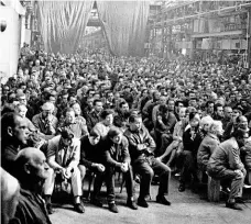  ?? Foto: ČTK ?? V utajení 22. srpna 1968 se ve Vysočanech sešel v utajení před Sověty XIV. sjezd KSČ.