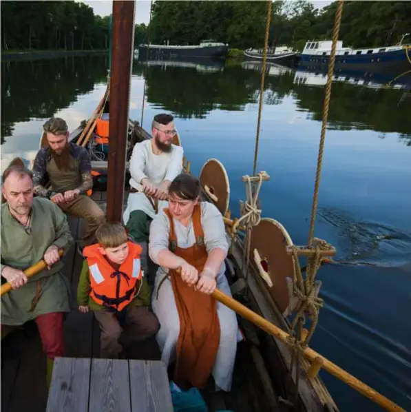 ?? FOTO'S JEROEN HANSELAER ?? Marc, Ward en Greetje uit Berchem op het Vikingschi­p de Nøkkvi, met achter hen Jan en Dieter.