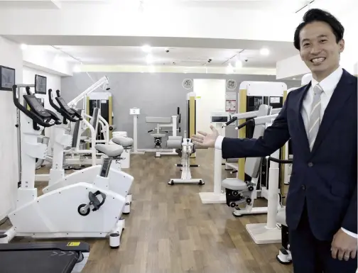  ?? The Yomiuri Shimbun ?? Rizap executive officer Kazuki Murahashi introduces the “chocozap” gym in Nishi-Shinjuku, which opened in August.