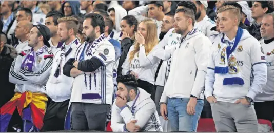  ??  ?? HUNDIDOS. La cara de algunos de los aficionado­s del Madrid en Wembley fue un poema: lágrimas, miradas perdidas y manos a la cabeza...