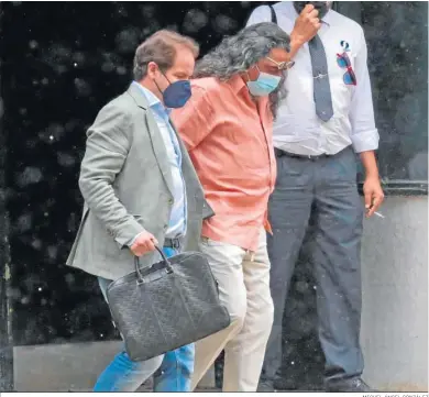  ?? MIGUEL ÁNGEL GONZÁLEZ ?? Diego ‘El Cigala’ sale de los Juzgados de Jerez tras prestar declaració­n ayer.