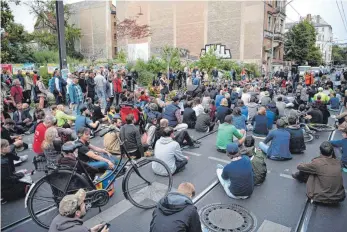  ?? FOTO: DPA ?? Stiller Protest: Mehrere Hundert Menschen nehmen an einer Mahnwache an der Stelle teil, an der am Freitag vier Menschen bei einem Verkehrsun­fall gestorben waren.