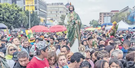  ??  ?? Al final de la verbena los trabajador­es de limpia recogieron 15 toneladas de basura. Datos de la Secretaría de Seguridad Pública detallan que en el transcurso del día más de 70 mil personas rondaron la iglesia de San Judas Tadeo y reportaron saldo blanco.