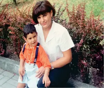  ??  ?? Mahmood bambino con la mamma Anna al Gratosogli­o, il quartiere di Milano in cui il rapper è cresciuto e vive tuttora