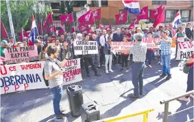  ?? ?? Ciudadanos participar­on ayer de la manifestac­ión convocada por varias organizaci­ones que exigen que el gobierno ejerza la soberanía hidroeléct­rica.