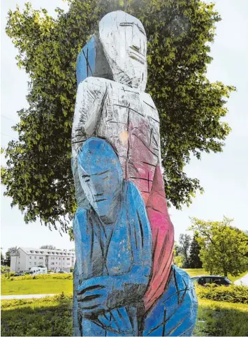  ?? Foto: Marcus Merk ?? Das Kunstwerk „Drei Gesichter“steht schon seit einigen Wochen auf dem Kreisverke­hr an der Panzerstra­ße in Stadtberge­n. Nun soll es feierlich eingeweiht werden.
