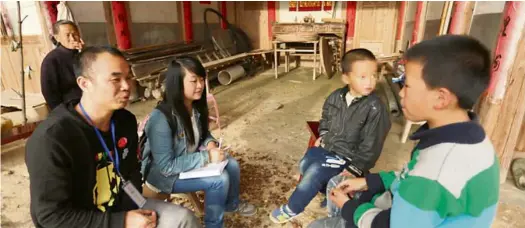  ?? — China Daily/Asia News Network ?? Beyond the jail cell: Lin (left) talking to an inmate’s children in Sanming, Fujian province.