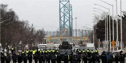  ?? AfP ?? La Policía se reunió para despejar las manifestac­iones contra las órdenes de vacunación.