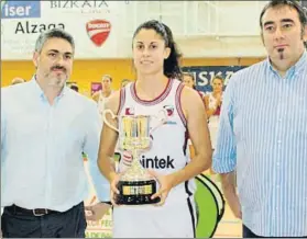  ?? FOTO: GERNIKA ?? Naiara Díez, capitana del Lointek Gernika, con el trofeo de subcampeón