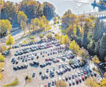  ?? FOTO: CHRISTIAN FLEMMING ?? Unter anderem hat der Stadtrat entschiede­n, dass auf dem Karl-Bever-Platz ein Parkhaus in modularer Bauweise entstehen soll – das Konzept der Landschaft­sfalte ist damit vom Tisch.