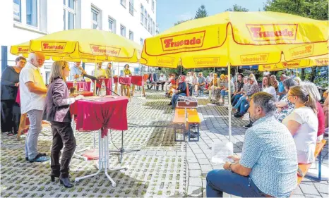  ?? FOTO: THOMAS SIEDLER ?? Bei strahlende­m Spätsommer­wetter haben sich Kandidatin­nen und Kandidaten für die Bundestags­wahl am Dienstag beim Haus der katholisch­en Kirche in Aalen mit der Frage befasst, ob die Kirche genügend gegen die Armut und für die Bildung tue.