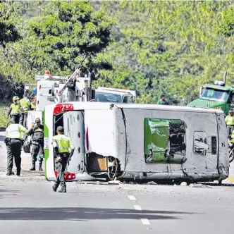  ?? AFP ?? El bus de servicio especial se volcó y varios de sus ocupantes salieron por las ventanas.