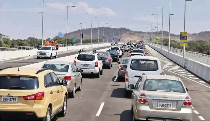  ?? JORGE GUZMÁN ?? kPasadas las 13:30 de ayer fue autorizado el tránsito particular en el puente Daule-Guayaquil, construido a un costo de $ 62 millones, lo cual fue financiado por los municipios de ambos cantones.