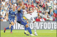  ?? REUTERS ?? Paris St Germain’s Neymar lines up the bicycle kick goal during the match against RC Strasbourg.