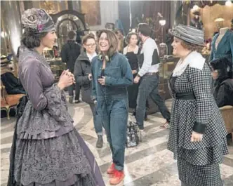  ?? Clay Enos Warner Bros. ?? GAL GADOT, from left, shown in the fancy silk dress that Diana has trouble getting used to, talks with director Patty Jenkins and costar Lucy Davis.