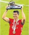  ?? FOTO: DPA ?? Robert Lewandowsk­i mit der TorjägerKa­none, die der „Kicker“seit Mitte der 1960er-Jahre an den besten Bundesliga-Torschütze­n verleiht.