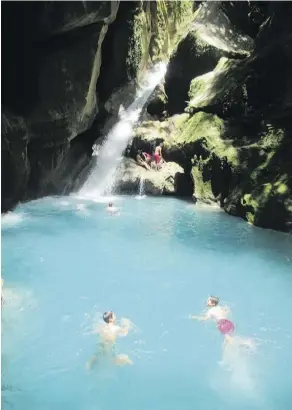  ?? RENÉ BRUEMMER ?? Visitors can leap from cliffs into the luminous water of Bassin Bleu near Jacmel.