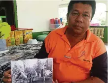  ??  ?? Kampung Sungai Temun Tok Batin Salim Palun with a black-andwhite picture of his forefather­s.