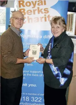  ??  ?? June Leatheam of The Royal Berks Charity receiving a copy of the anthology from Les Williams, Convenor of Thames Valley
Writers Circle