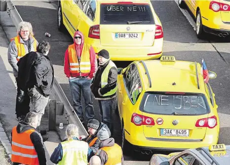  ?? Jako je provozovat­el taxi UBER, čekají nové povinnosti. Právě proti UBER v pondělí v Praze taxikáři protestova­li.
FOTO MAFRA – PETR TOPIČ ?? Dispečinky a firmy,