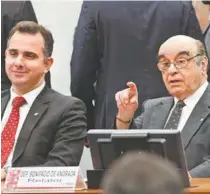  ?? ANTONIO CRUZ/AGÊNCIA BRASIL ?? Presidente da CCJ, Rodrigo Pacheco, ouve o relator Bonifácio Andrada