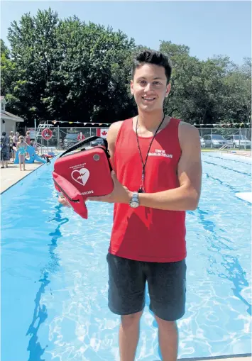  ?? PENNY COLES/POSTMEDIA NEWS ?? Pool supervisor Stavros Lalos, with the aid of a Niagara-on-the-Lake firefighte­r, used CPR and an AED to save the life of a man who collapsed on the soccer field behind the pool Friday evening. The man was breathing by the time emergency personnel...