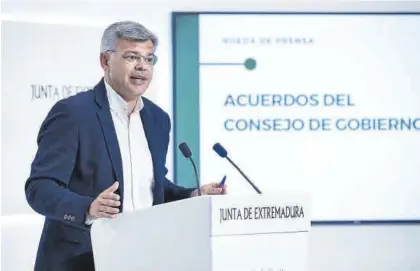  ?? EL PERIÓDICO ?? El portavoz de la Junta, Juan Antonio González, ayer en rueda de prensa.