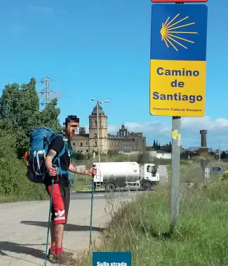  ??  ?? Sulla strada Il 22enne padovano, di origini nordafrica­n e, impegnato nel Cammino di Santiago. Il percorso integrale della «via Francese è di 1500 chilometri, che sono stati compiuti interament­e