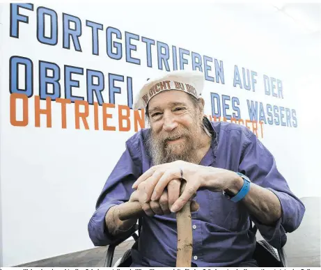  ??  ?? Lawrence Weiner in seiner aktuellen Galerieaus­stellung in Wien: Wasser spielte für den Gründervat­er der Konzeptkun­st stets eine Rolle