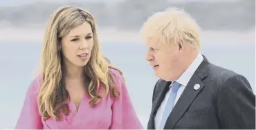  ??  ?? 0 Boris Johnson and his wife Carrie Johnson wait to greet G7 leaders at the start of the G7 summit