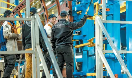  ?? PHOTO AFP ?? Des employés travaillen­t sur les trains Regio2n à l’usine Bombardier de Crespin près de Valencienn­e en France. C’est dans cette usine que seront construits les nouveaux trains du métro de Paris.