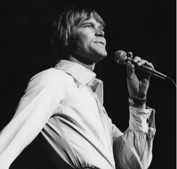  ??  ?? COUNTRY BOY: Glen Campbell singing during a concert performanc­e at the Royal Albert Hall, London, circa 1977. (Photo by David Redfern/Redferns/Getty Images)