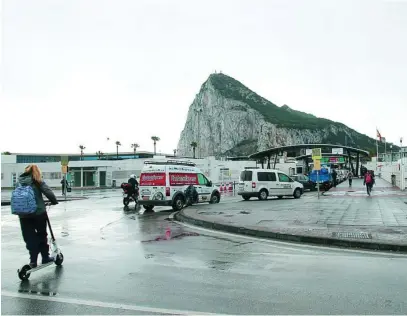  ?? EFE ?? Desde ayer los residentes en Gibraltar de nacionalid­ad británica o de la Unión pueden cruzar la Verja hasta La Línea.
