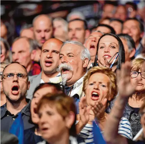  ?? Fotos: Jeff J. Mitchell/Getty Images, Birgit Holzer (2) ?? Diese Präsidents­chaftswahl ist eine Wahl der großen Emotionen. Inhaltlich­e Debatten bleiben oft außen vor. Unser Foto zeigt Anhänger von Marine Le Pen bei einer Veran staltung am Mittwochab­end in Marseille.