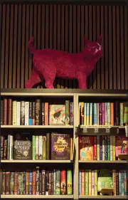  ?? ?? A sculpture of the bookstore’s namesake prowls the bookshelve­s.