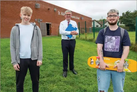  ??  ?? Jamie Carney and Mitchell Bursey who were getting their Leaving Certificat­e results at St Kilian’s Community School, pictured with (centre) Principal John Murphy.