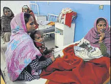  ?? PARVEEN KUMAR/HT ?? The woman who delivered her baby girl outside the emergency ward of the Gurgaon civil hospital on February 9.