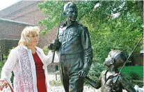  ?? AP FILE PHOTO/GERRY BROOME ?? Actor Betty Lynn, who played Thelma Lou on “The Andy Griffith Show,” looks at a statue of Andy and Opie Taylor in Mount Airy, N.C.