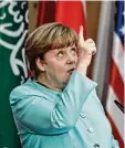  ?? Foto: dpa ?? Mit der Note plus 2,2 ist Merkel die be liebteste Politikeri­n.
