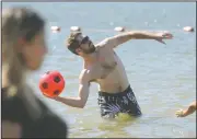  ?? BEA AHBECK/ NEWS-SENTINEL ?? Sean Barbieri, of Stockton, plays while trying to stay cool at Lodi Lake in Lodi on Friday.