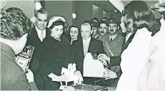  ?? FOTO: STADTARCHI­V ?? Soraya nimmt eine Jan-Wellem-Skulptur als Geschenk entgegen. Links neben ihr ist Schah Mohammed Reza Pahlavi zu sehen, auf der rechten Seite Berthold Heine von der Düsseldorf­er Firma Orient-Hansa.