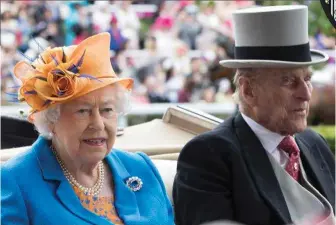  ??  ?? La reina y su esposo, Felipe, obtendrán dinero de los impuestos para las reparacion­es.