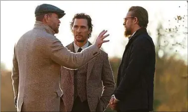  ??  ?? Le réalisateu­r (à g.) dirige Matthew McConaughe­y et Charlie Hunnam dans Les Gentlemen.