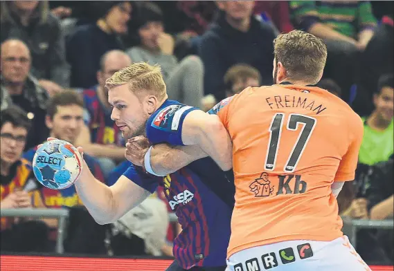  ?? FOTO: MANEL MONTILLA ?? Aron Palmarsson intenta zafarse de Helge Freiman durante el partido entre el Barça y el Kristianst­ad. El equipo azulgrana dominó ayer a placer a los suecos de principio a fin