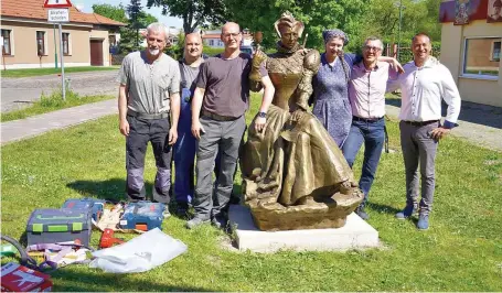  ?? FOTO: ULRIKE ROSENSTÄDT ?? Dieses Team sorgte zur Wochenmitt­e dafür, dass bei der Ankunft und Montage der Statue alles gut funktionie­rt hat.