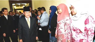  ??  ?? Osman being greeted by his staff at the Menteri Besar’s Offifice at the Dato’ Jaafar Muhammad Building, Kota Iskandar, yesterday. — Bernama photo
