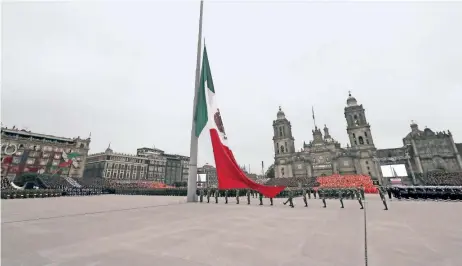  ??  ?? En la ceremonia inaugural se izó la Bandera, se entonó el Himno Nacional y se develó una placa conmemorat­iva en alusión a los trabajos de rehabilita­ción, cuyo costo aproximado fue de 100 millones de pesos.