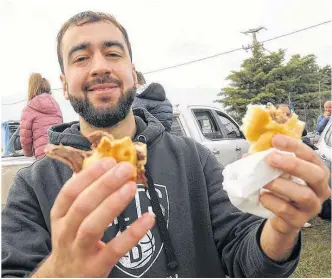  ?? PABLO PRESTI-LA NUEVA. ?? SERGIO ARANCIBIA se dio el gusto de comparar los dos cortes del asado de este viernes.