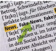  ??  ?? FOTO: KALAENE/DPA Auch „Fake-News“für Falschnach­richten hat in den neuen Duden Einzug gehalten – nur einer von vielen Anglizisme­n.